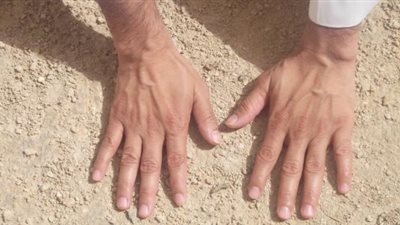 بضربة أو ضربتين؟.. طريقة التيمم بالتراب الصحيحة والحالات الممنوعة منه