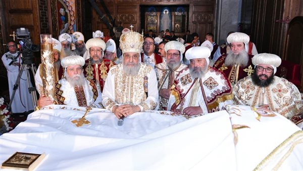 قداسة البابا يصلي