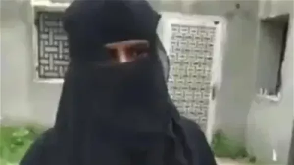 شخص يتخفي بملابس