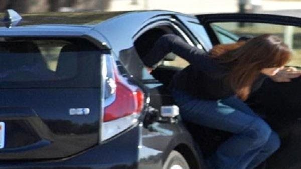 فتاة تقفز من سيارة