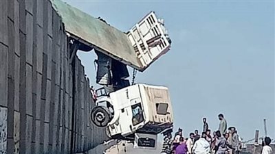 السيارة معلقة.. انقلاب تريلا على الطريق الإقليمي بالمنوفية