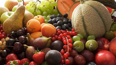 البرقوق بـ 150 جنيهًا والعنب بـ 100.. شعبة الفاكهة تكشف سبب ارتفاع الأسعار