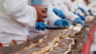 استردوا الرقم القياسي من إيطاليا.. فرنسيون يصنعون أطول رغيف خبز في العالم