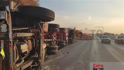 محاولات رفع آثار حادث انقلاب تريلا محملة بالكتان على الطريق الإقليمي بالمنوفية | بث مباشر