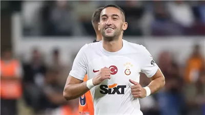 بعد الهزيمة بخماسية.. مدرب جلطة سراي ينتقد أداء حكيم زياش وزاها