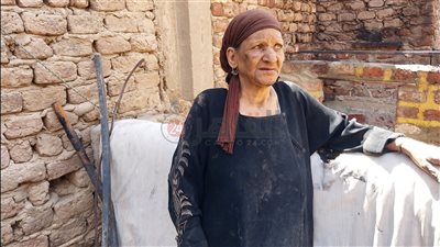 النار أكلت فلوس المعاش.. مسنة تروي تفاصيل احتراق منزلها بسوهاج: شقى عمري ضاع | صور وفيديو