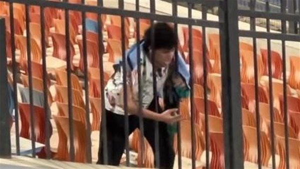 مشجع الاتحاد ينهار