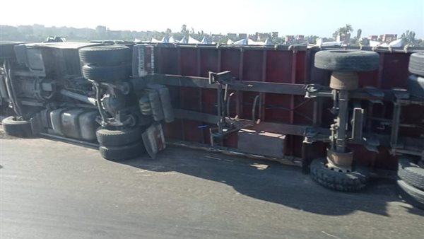 انقلاب تريلا محملة