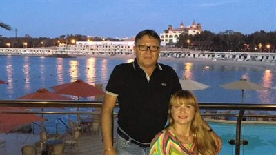 نشرت آخر صورة مع زوجها قبل الحادث.. زوجة رجل الأعمال المقتول بالإسكندرية تغلق حسابها على فيسبوك