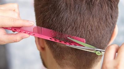 يكثر في أشهر الحج.. تفسير حلم قص الشعر للرجل المتزوج والأعزب