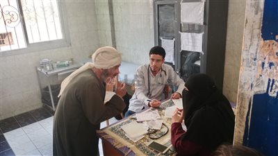 جامعة المنيا تقدم الخدمات الطبية لـ420 حالة بالمجان داخل قريتين في مطاي
