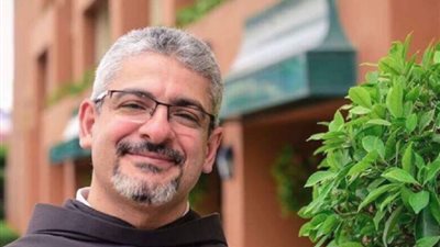 الأب بطرس دانيال: كجهة دينية لا نعتبر الفن حرامًا.. ولا نمانع وجود مشاهد جريئة 