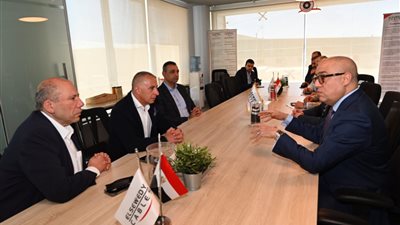 وزير الإسكان يلتقي مسئولي السويدي إلكتريك لمناقشة دور المستثمرين في تطوير المناطق الصناعية بالمدن الجديدة