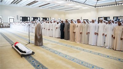 شيوخ أبو ظبي يؤدون صلاة الجنازة على جثمان هزاع بن سلطان بن زايد آل نهيان