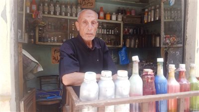 عود وشليمار.. محروس خبرة 60 سنة بالعطور في الإسكندرية: البرفان أذواق والإقبال ضعيف