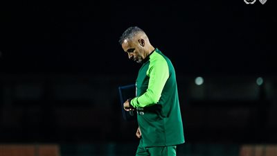 جوميز يشارك لاعبي الزمالك في التقسيمة الفنية قبل مباراة نهضة بركان