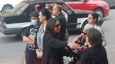 إياد نصار وسارة عبد الرحمن أول الحضور في صلاة الجنازة على والدة يسرا اللوزي 