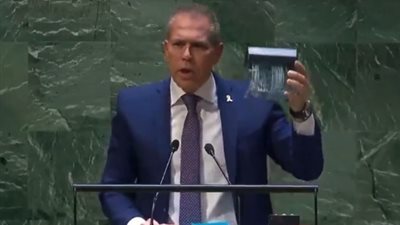 بعد قرار منح فلسطين العضوية الكاملة بالأمم المتحدة.. مندوب إسرائيل يمزق ميثاق المنظمة