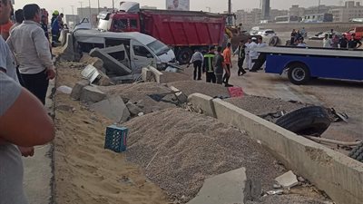 اصطدام سيارة مواد غذائية برصيف الدائري في اتجاه أكتوبر