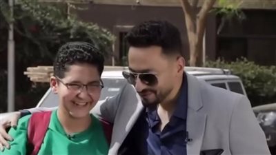 جبر الخواطر.. حمادة هلال يُفاجئ الطفل بائع السينابون بشوارع المعادي بزيارته