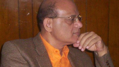 بعتها لأصرف على مطالب الحياة الصعبة.. الكاتب محمود عطية يعلن بيع مكتبته 