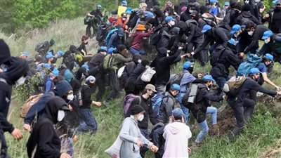 متظاهرون يحاولون اقتحام مصنع تسلا في ألمانيا لهذا السبب