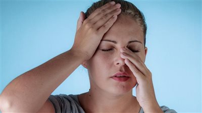 أبرزها سيلان الأنف.. 9 أعراض لحمى القش