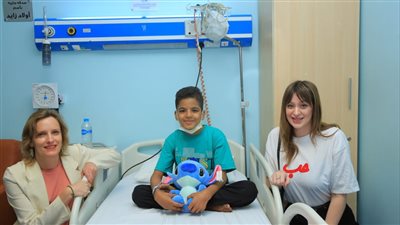 اتصورت معاهم سيلڤي.. نائبة السفير الهولندي بالأقصر تزور الأطفال مرضى السرطان | صور