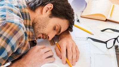 النوم الجيد والالتزام بنظام غذائي صحي.. أبرز النصائح للتعامل مع متلازمة التعب المزمن 