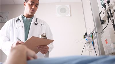 الحبس سنة وغرامة لا تقل عن 50 ألف جنيه.. مشروع قانون المسؤولية الطبية يحدد عقوبة الخطأ الطبي