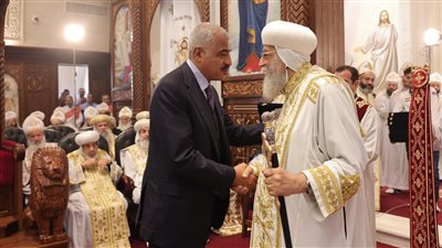 خلال تدشين كنيسة الرحاب.. البابا تواضروس يكرم هشام طلعت مصطفى | صور 