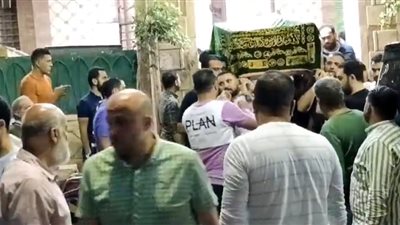 صحابه شايلين نعشه.. المئات يشيعون جنازة الشاعر أحمد الطحان بالمنوفية