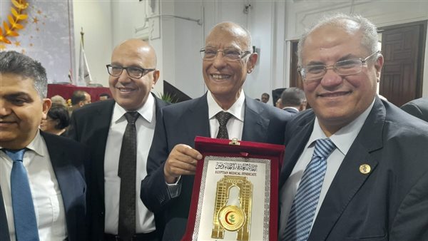 الدكتور أحمد عبدالعزيز