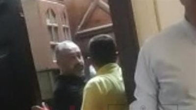 أول صور لزوج المذيعة أميرة أبو شنب بعد تسليم نفسه لحرس المحكمة في قضية عقر كلبه مدير بنك 