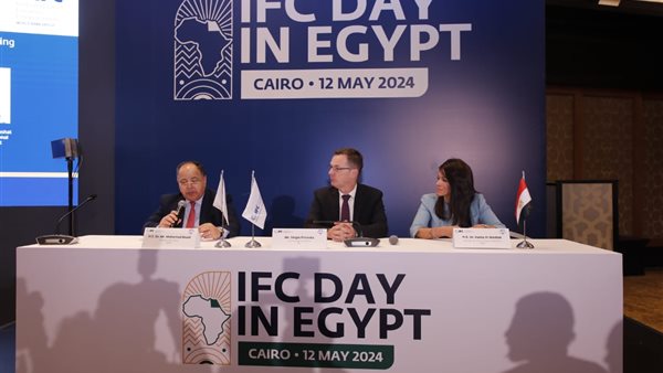 أثناء توقيع البروتوكول