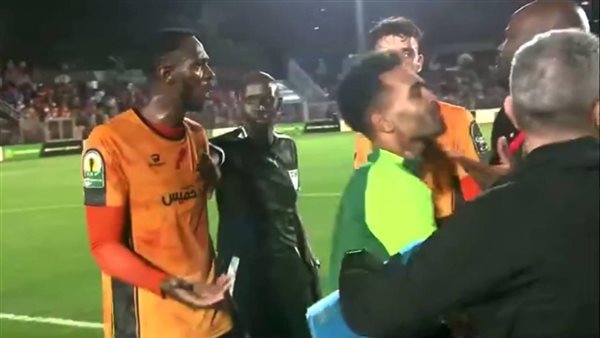 مشادات بين لاعبي