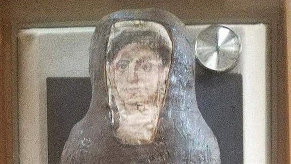 مومياء لشاب من العصر