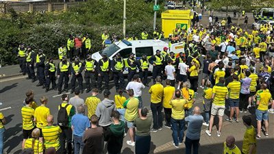 طعن مشجع في اشتباكات بين جماهير ليدز ونورويتش سيتي خلال مباراة بالتصفيات المؤهلة للدوري الإنجليزي