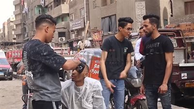 رجعنا واحد لأهله بعد 7 سنين.. حسام بازوكا حلاق المشردين: مش عايز حد يبقى في الشارع