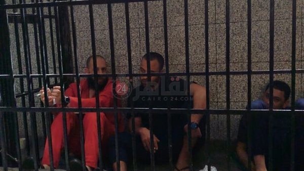 قلع البدلة الحمرا..