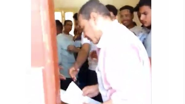 سباك يراقب في لجنة