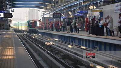 بعد تشغيلها اليوم.. إقبال كبير على استقلال محطات المترو الجديدة في الخط الثالث| بث مباشر