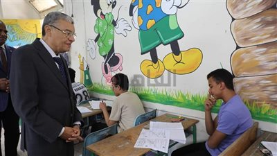 في أول أيام الامتحانات.. محافظ المنيا يتفقد عددًا من لجان الشهادة الإعدادية وخروج الطلاب