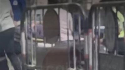 طار في الجو.. إصابة شخص صدمته سيارة أمام بوابات حدائق الأهرام| فيديو 