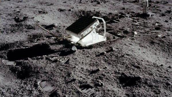 الهبوط علي القمر