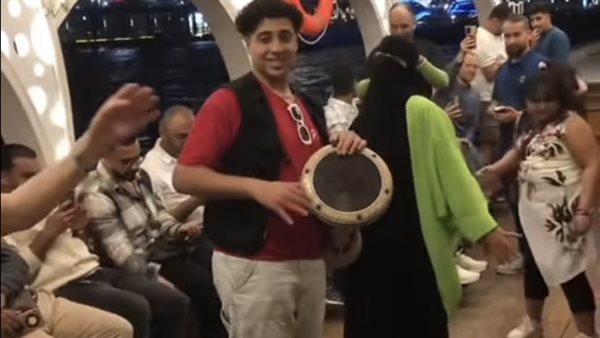 منتقبة ترقص 