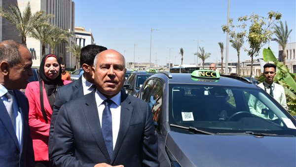 وزير النقل خلال التشغيل