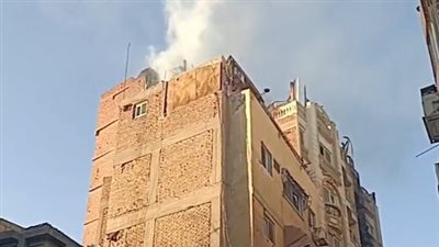 الدفع بـ4 سيارات إطفاء للسيطرة على حريق اندلع أعلى عقار بالسويس | بث مباشر