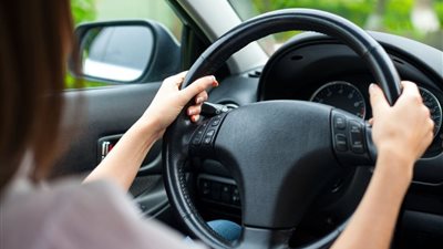 بعد وقائع الاعتداء والخطف..السيدات يلجأن لسائقات من النساء ويقاطعن الرجال