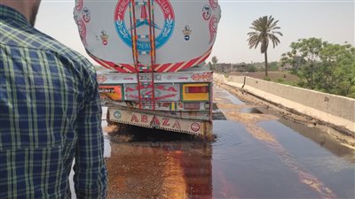 حمولة الزيت وقعت.. تصادم تريلا وسيارة نقل على الطريق الإقليمي